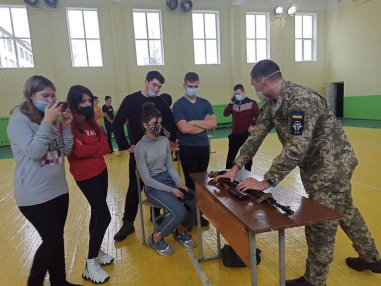 Національно – патріотичний урок на тему: “Поводження та користування стрілецькою зброєю”.