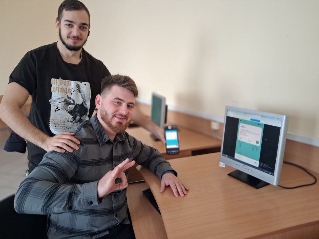 photo_5256101520409826985_y